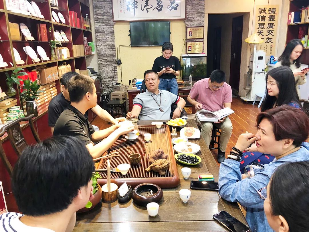 茶人何宝强亲临山西茶博锋芒领路助力山西市场发展