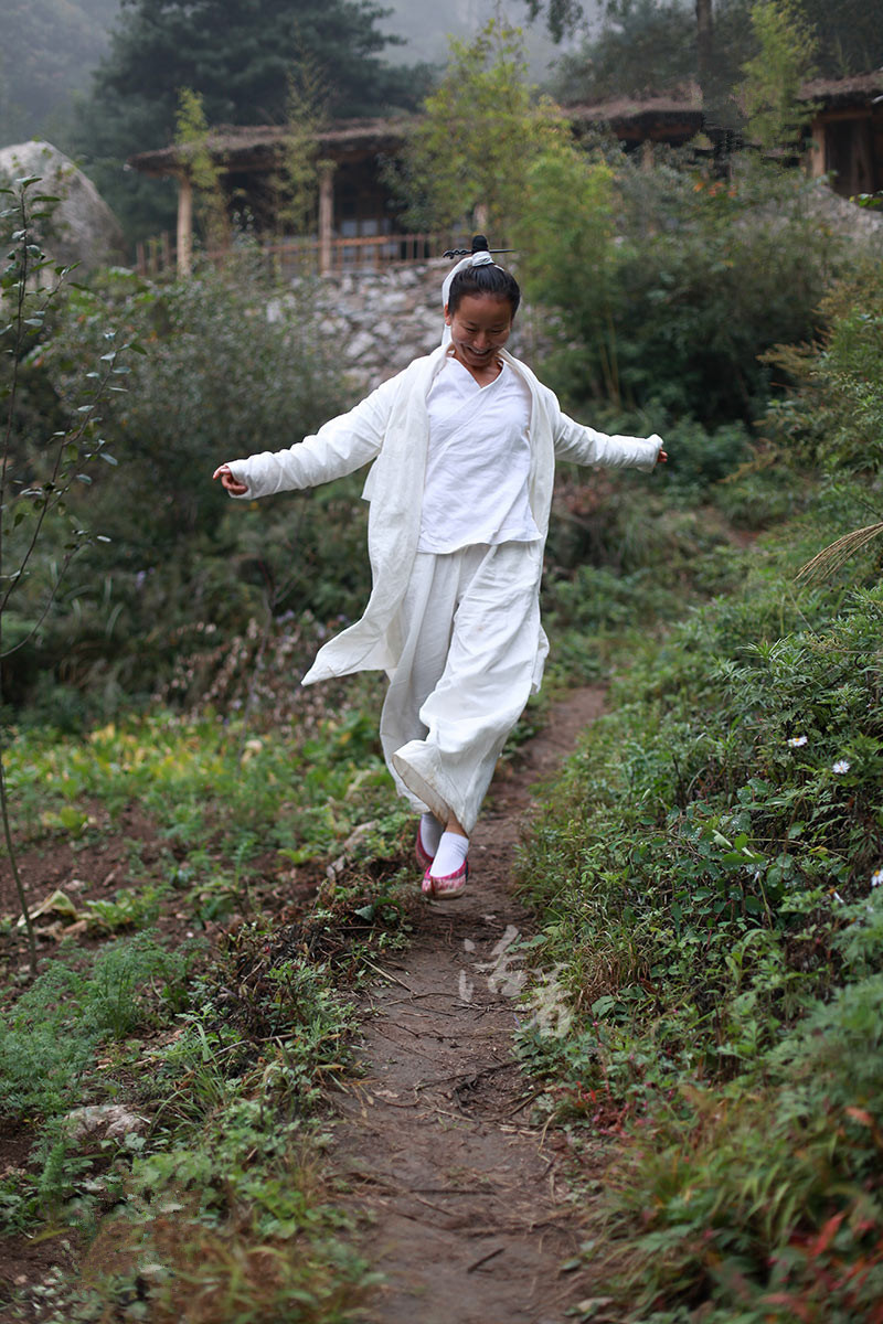 女子独自隐居深山图片