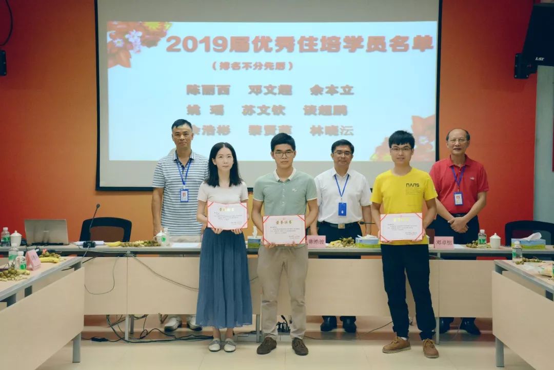 党委副书记,副院长罗发强,同时,在2016届住培学员当中,涌现出余浩彬