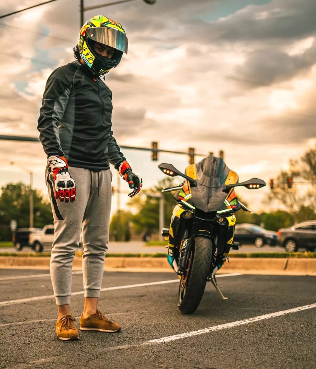 之前看别人发妹子的照片让人羡慕嫉妒,今天看了这位兄弟和机车的照片