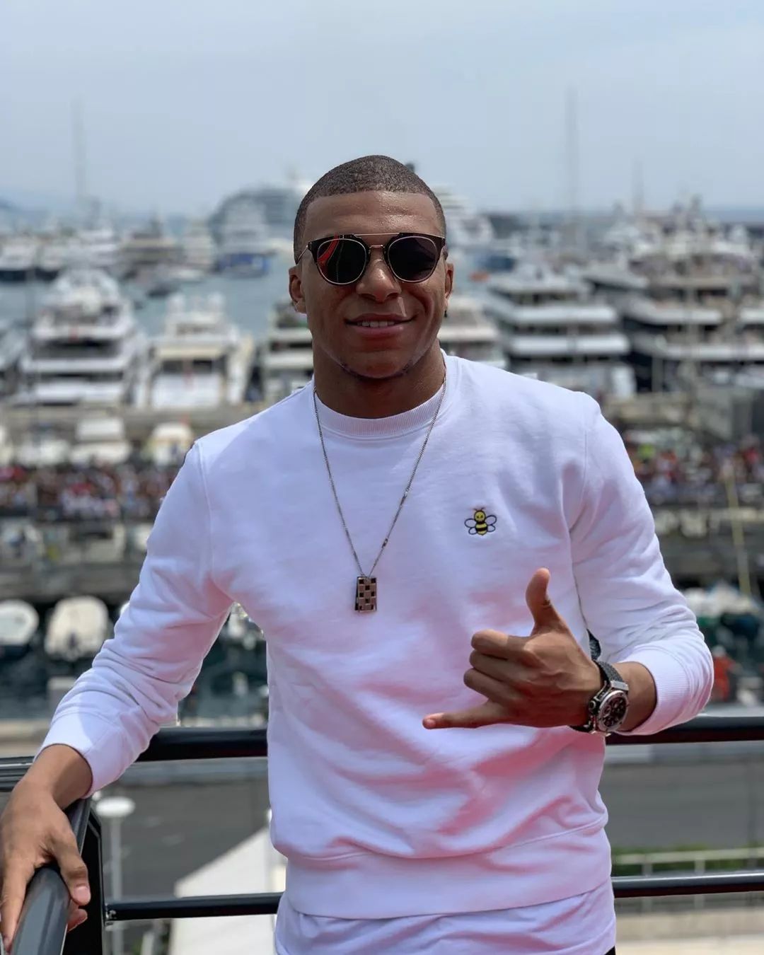 yeah,他叫做kylian mbappé基利安·姆巴佩,法国职业足球员,现效力于