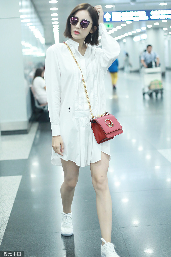 古力娜扎现身机场秀美腿 穿衬衫裙短发齐肩气场足