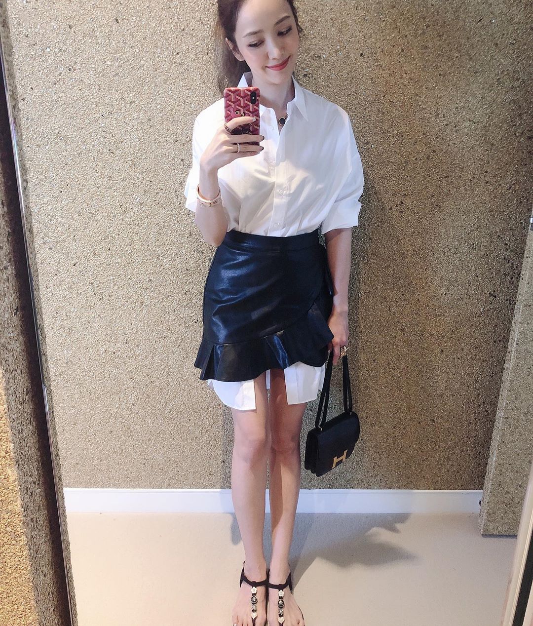 侯佩岑全身奢侈品 卖力卖萌晒自拍展示好身材