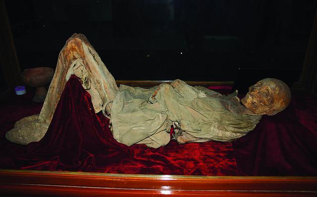 通过史学家的反复考证以及对史料档案的查阅,发现顺治帝在董鄂妃去世