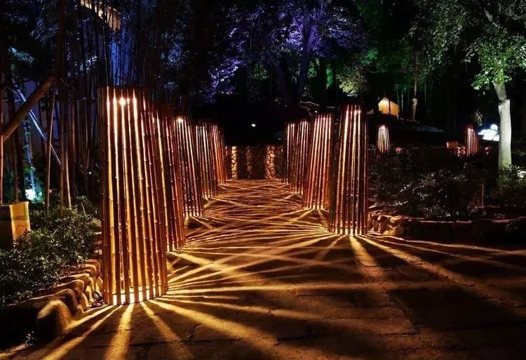 浙江安吉蔓塘里艺术灯光下的乡村之美