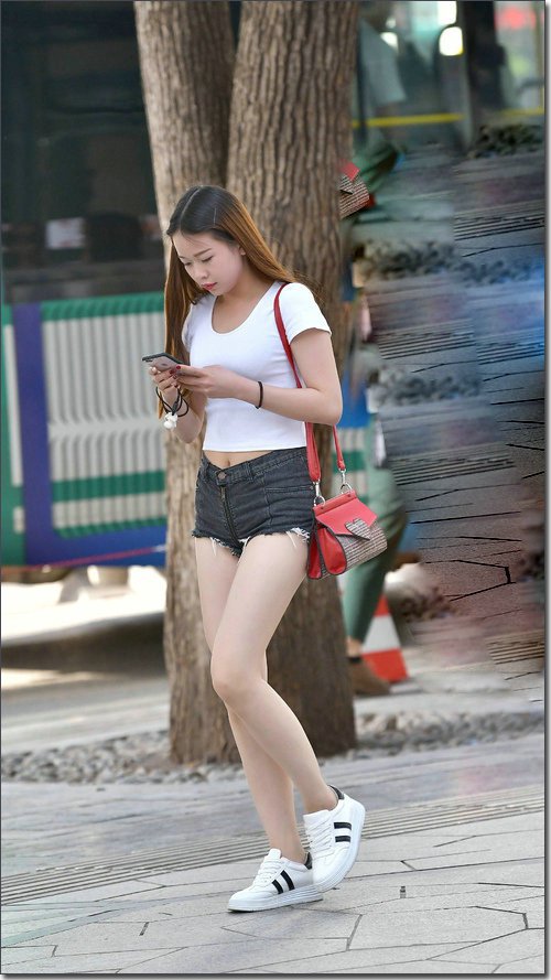 街拍vip,原创摄影,穿上牛仔热裤,一秒穿出大长腿的即视感,小个子mm连