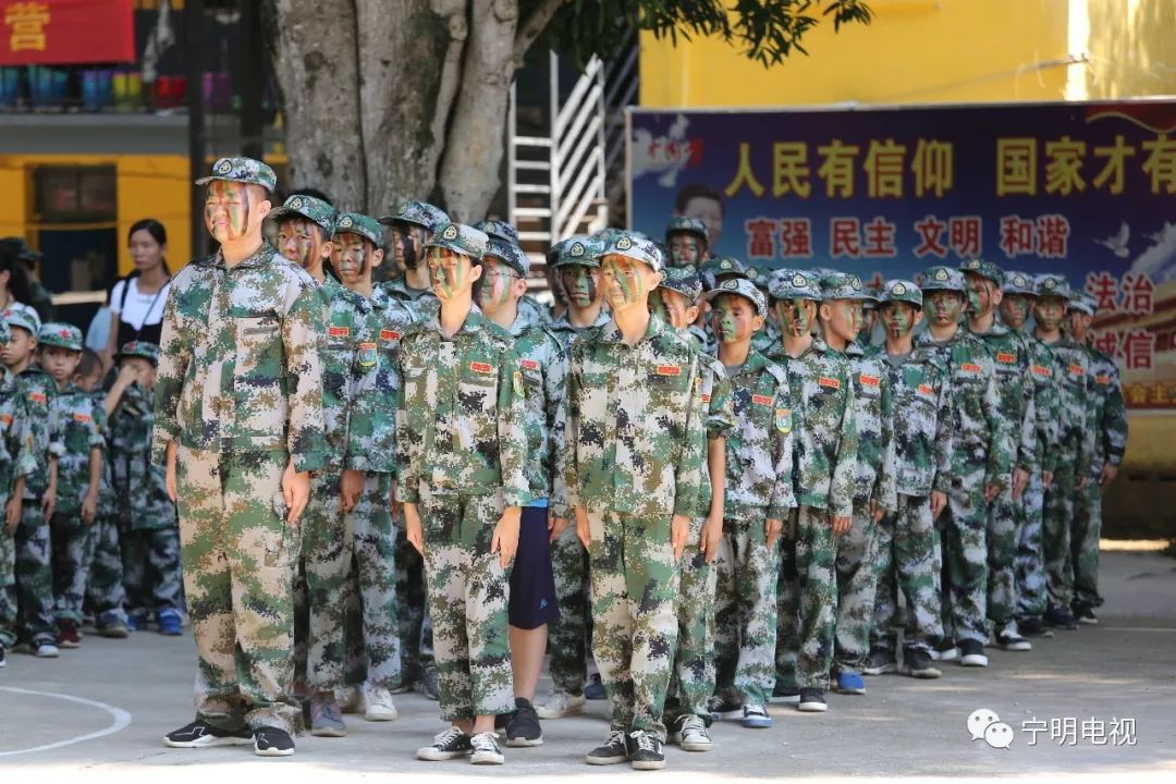 怎么回事宁明飞鸿中学被一群小迷彩服包围了