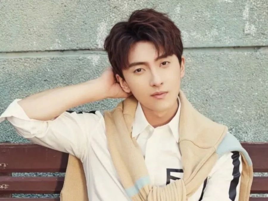 话剧团的年轻演员陆凯和吴蓓,一直受到首席演员宋仁义的打压,心生怨恨