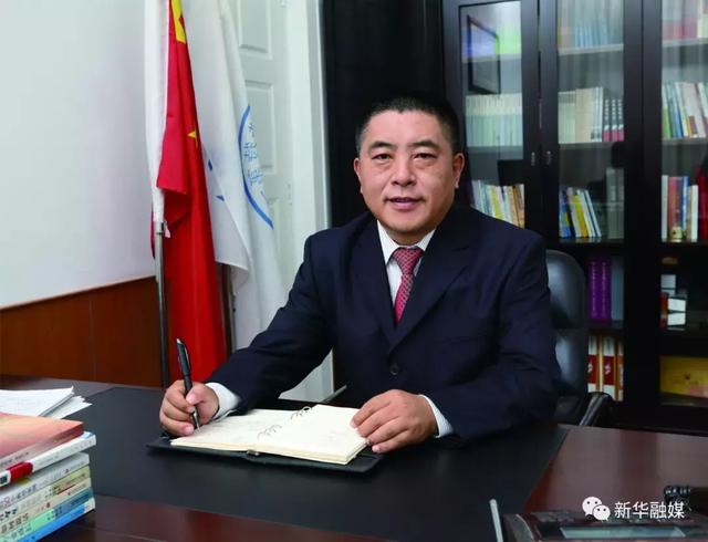 7月26日,被称为网红校长的汤俊文因病逝世,30日出殡这天,人们自发再看