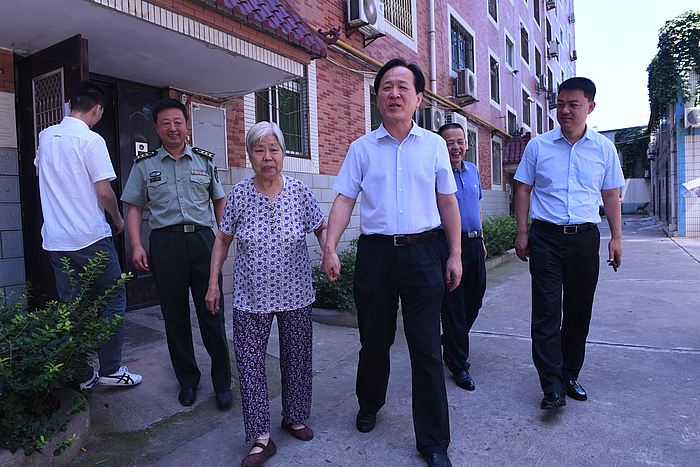 雁塔区区委书记赵小林八一前夕走访慰问烈士遗属现役军人家属