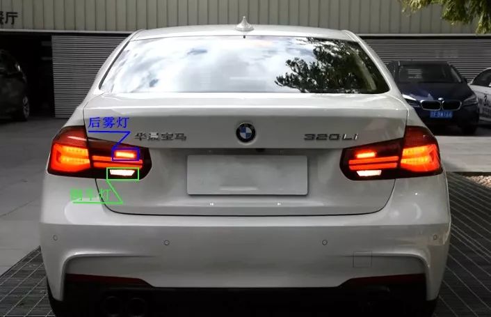 为什么宝马新3系只有一个后雾灯,厂商减配了?真相是.