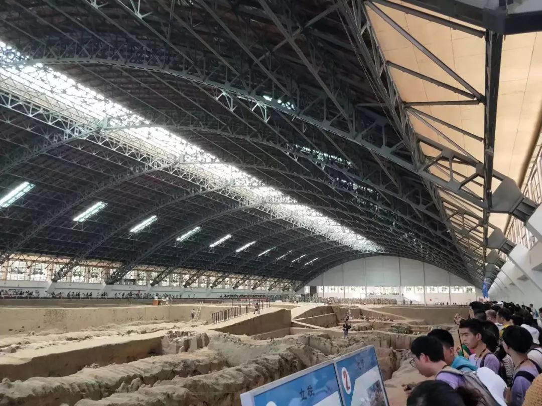 "我敬佩他万里锦红,百万兵马,江山帝业,都可弹指一挥,袖手天下,万千年