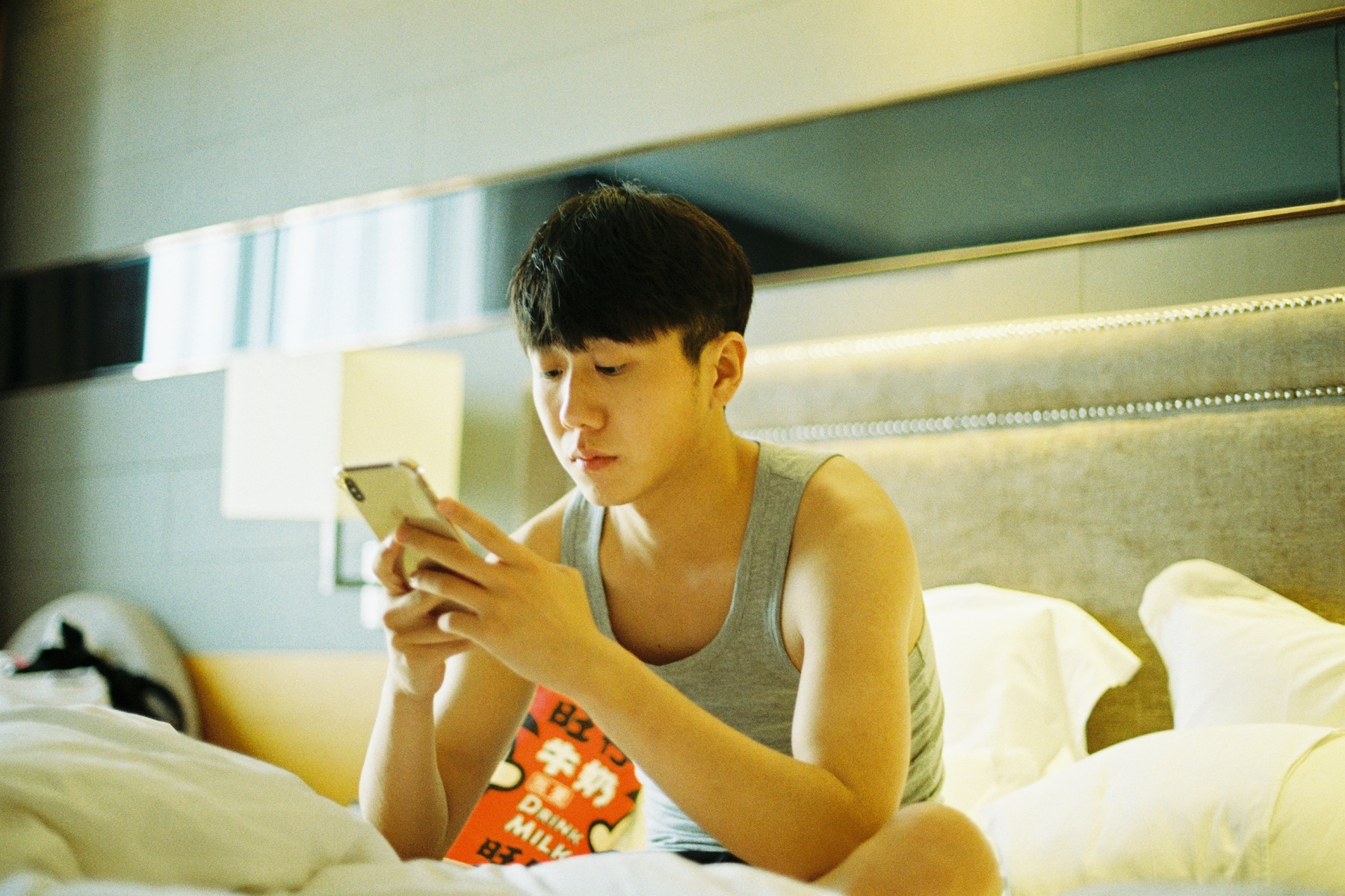 姜冠南慵懒胶片风写真曝光真实演绎直男式懒宅时光