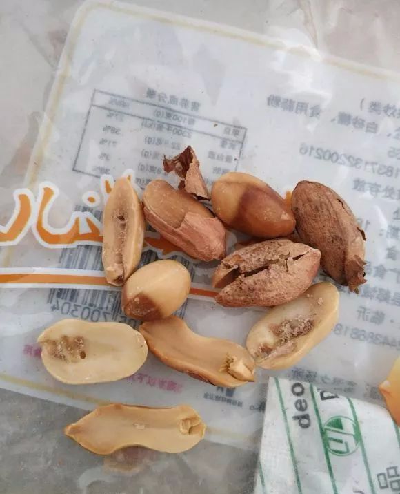 恶心郯城网友买了一包多味虫子花生吃了一半之后