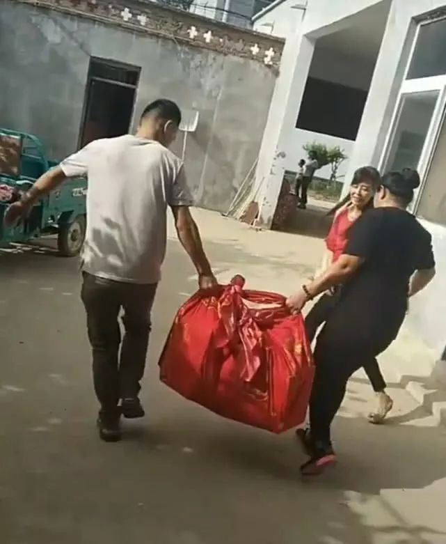 两个人抬,两个人,两个人抬水图片_大山谷图库