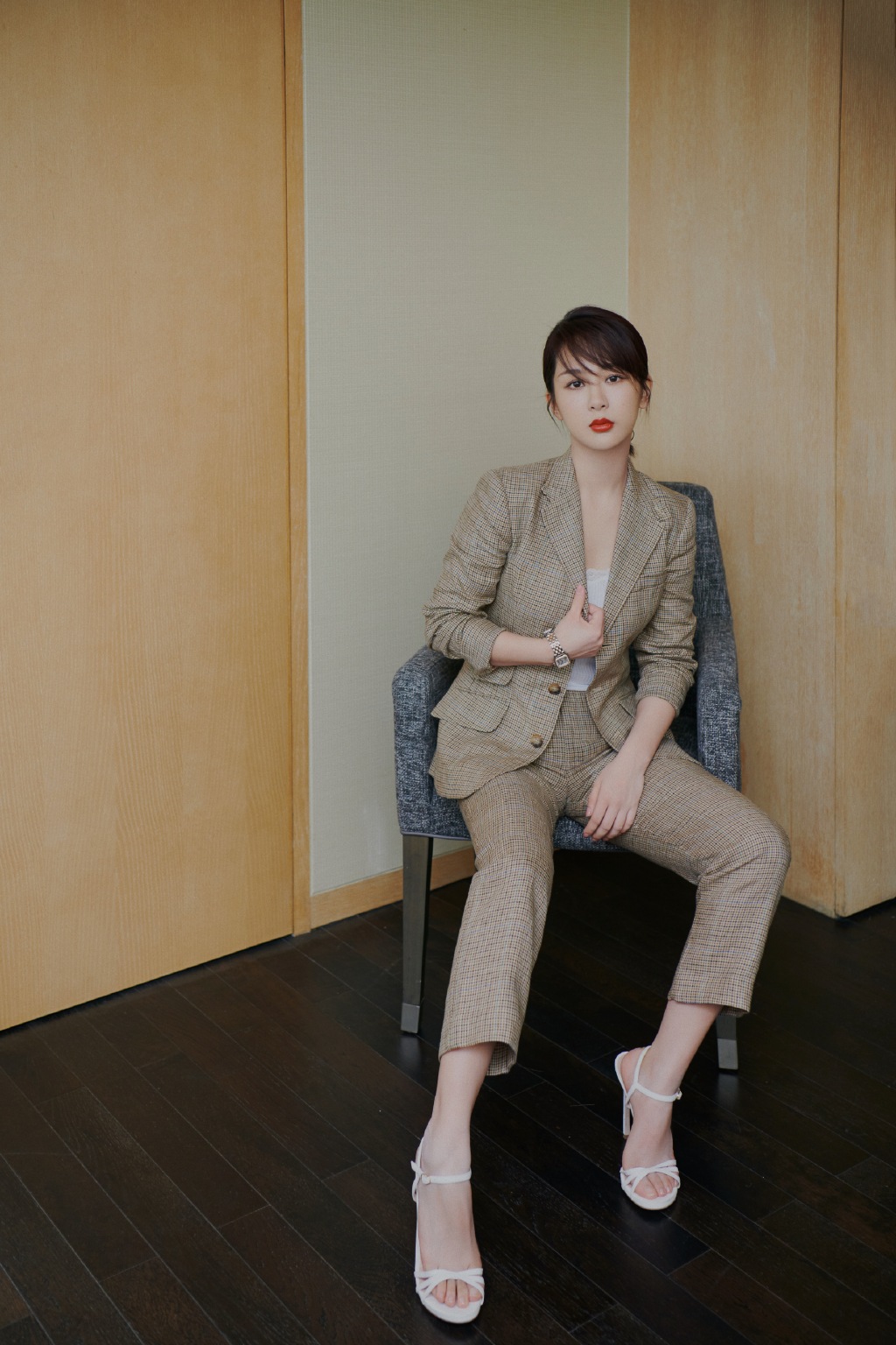 杨紫最近非常高产的女演员,格纹西装搭配白色高跟鞋,精致又优雅
