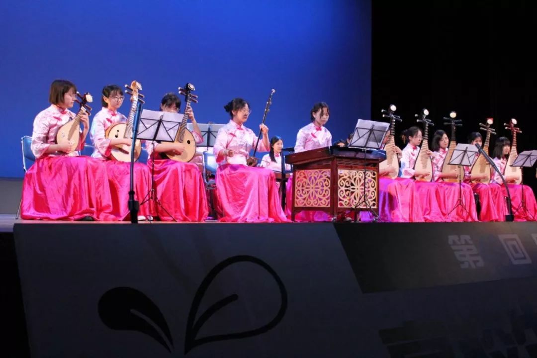 当然,陆行中学民乐团也不忘使命,通过民乐音乐展现