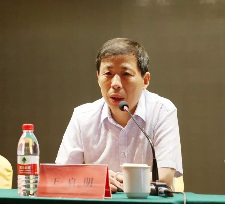 国培计划首席专家,商丘师范学院王启明教授,围绕"培训主题提出的背景"