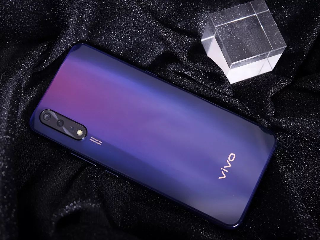 在所有vivo系列手机中,z系列是一款属于年轻人的时尚系列,从z1开始,z