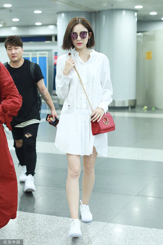 古力娜扎现身机场秀美腿 穿衬衫裙短发齐肩气场足