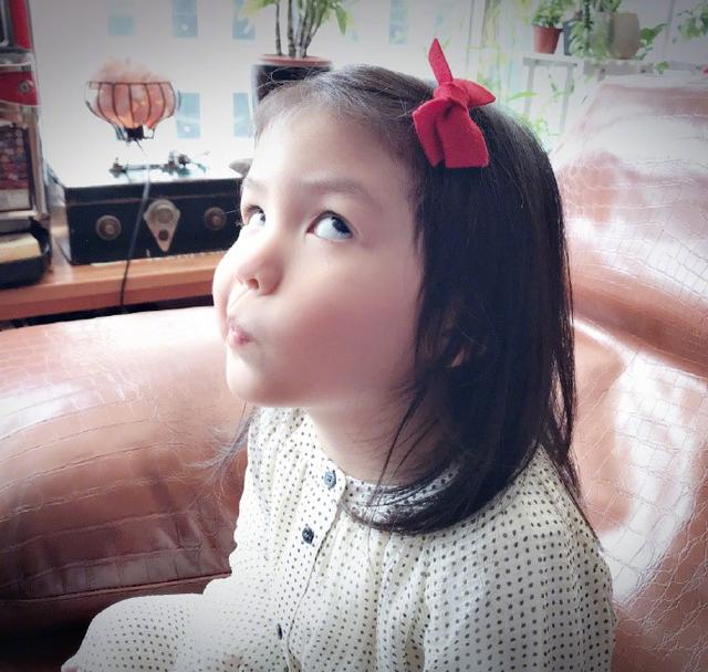 张震和老婆穿情侣装过二人世界,素颜好帅,庄雯如却耍手机不看他