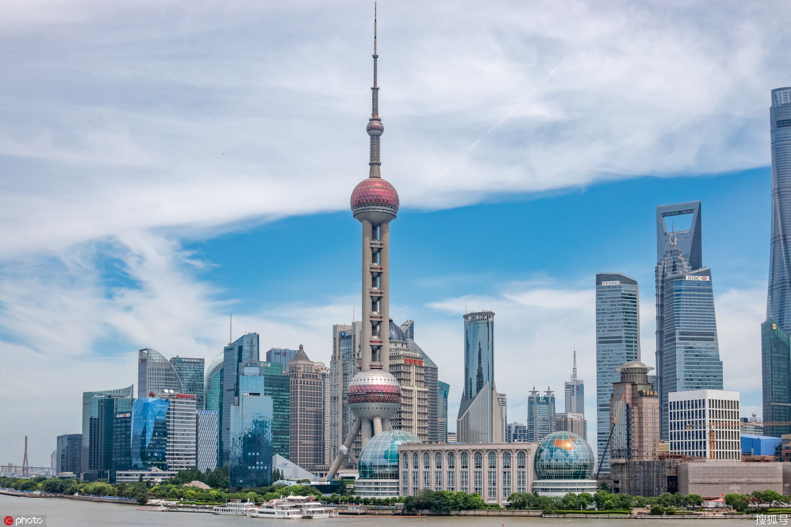 上海云淡风轻陆家嘴高楼林立风景独好