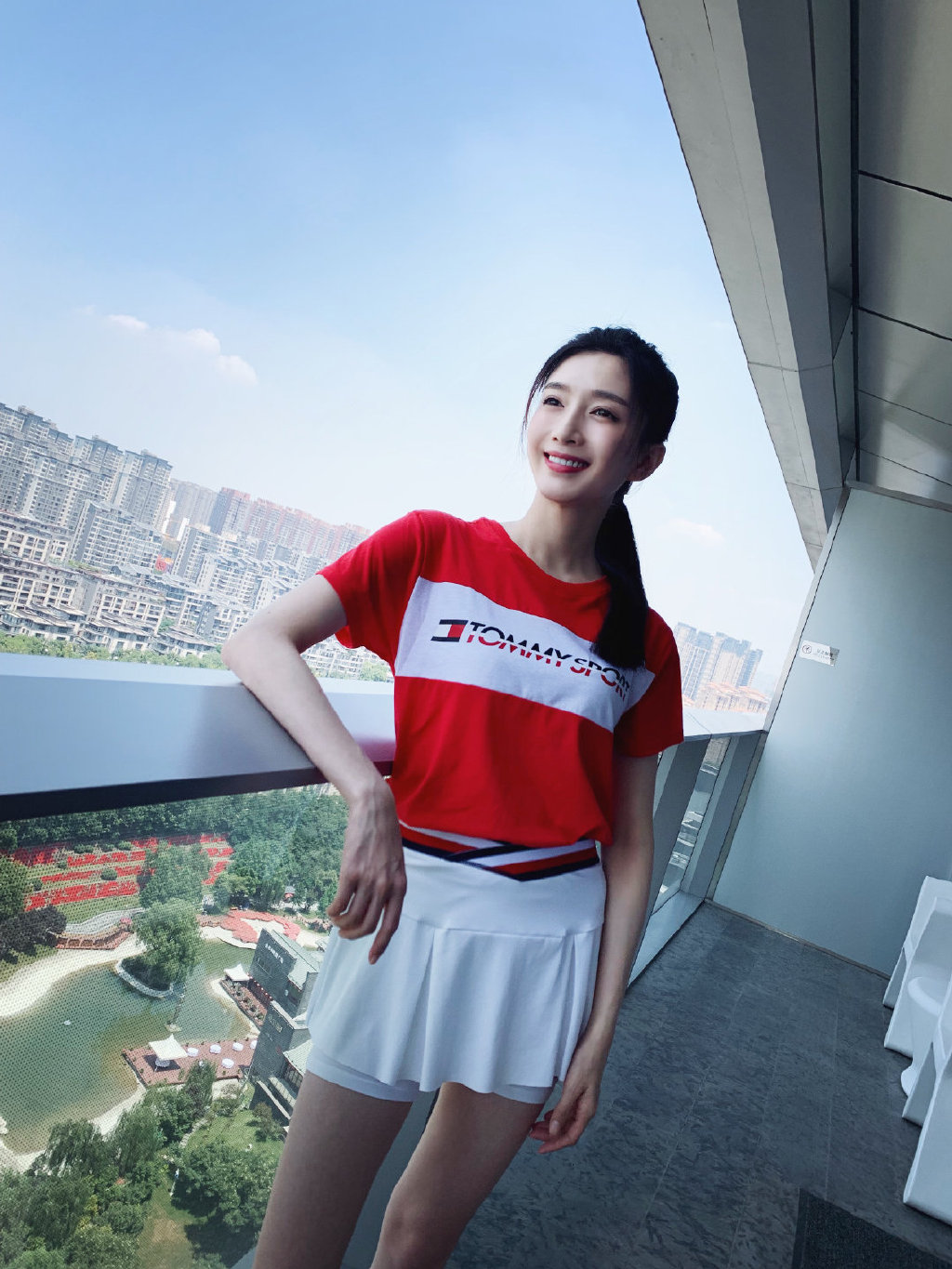 江疏影最新一组写真照,穿红色t恤配运动短裙,简约时尚活力又青春