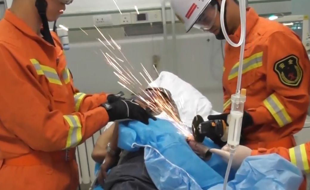 67惊险!钢管刺穿男子腹部,消防员巧妙救援