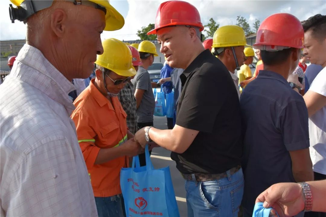 副县长公安局局长潘旭光率队开展夏送清凉关爱新居民慰问活动