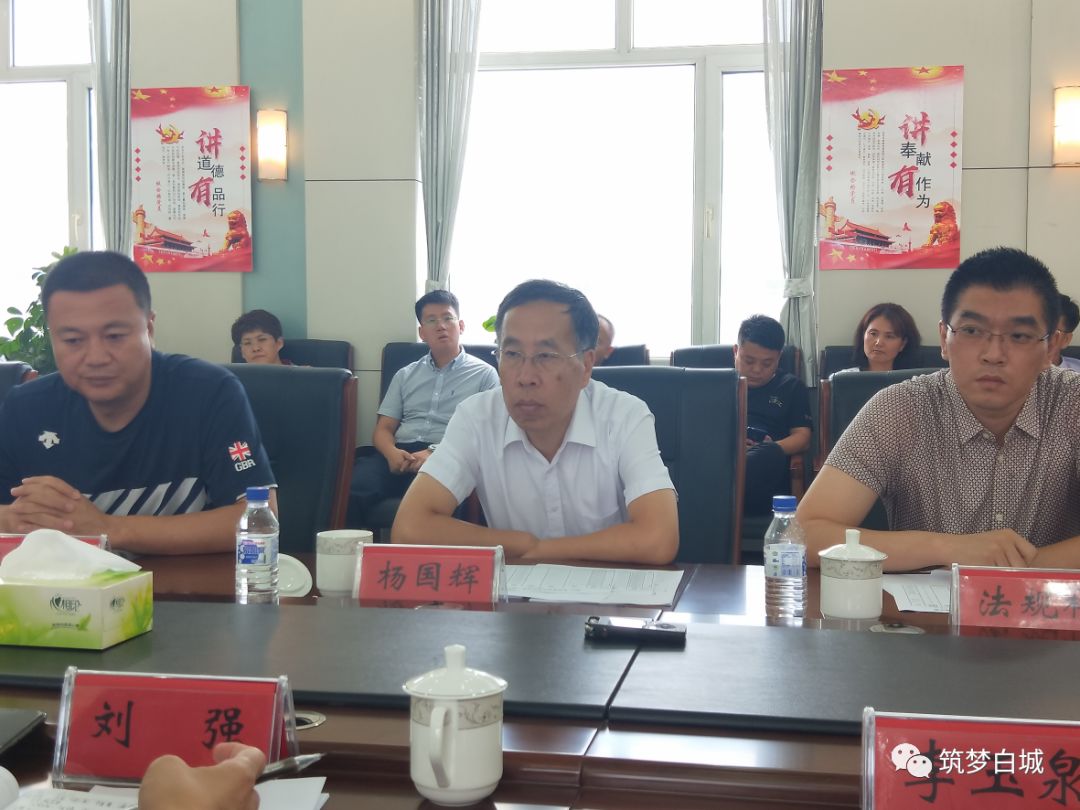 市住建局副局长杨国辉首先向工作组汇报了全市住房和城乡建设系统开展