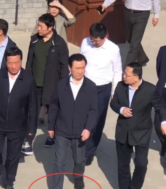 如此潮流的鞋子穿在王健林的脚上,也是让人很奇怪,他一向穿皮鞋的人
