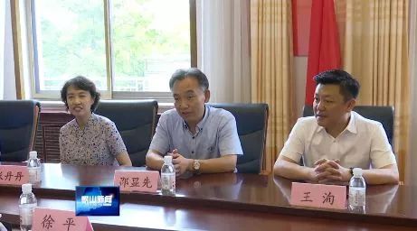 常委会主任邵显先一行先后来到省军区青岛退休干部休养所,92667部队