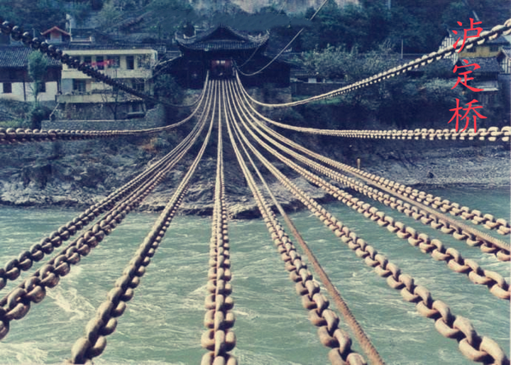 红军为何要飞夺泸定桥?敌人为何会留下铁锁给我军?_大渡河