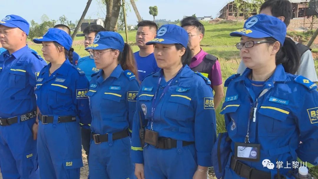 县蓝天救援队开展联合训练