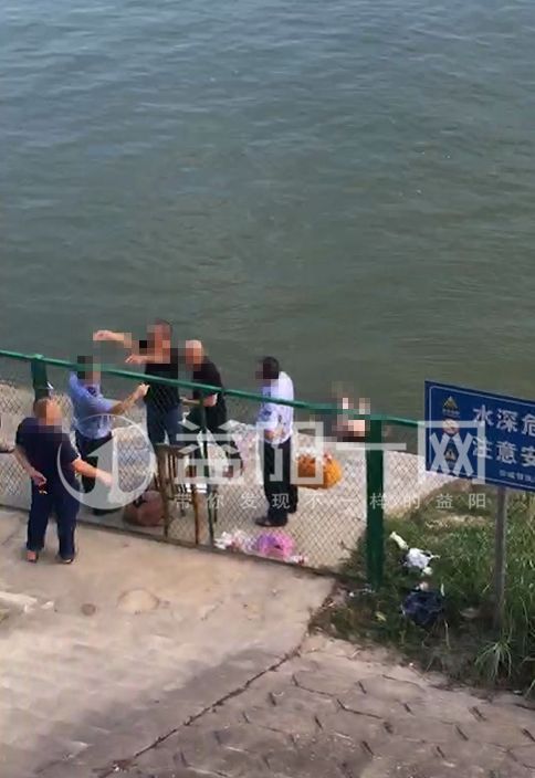益阳资江边发现一具无名男尸,死因不明!警察已赶到现场!
