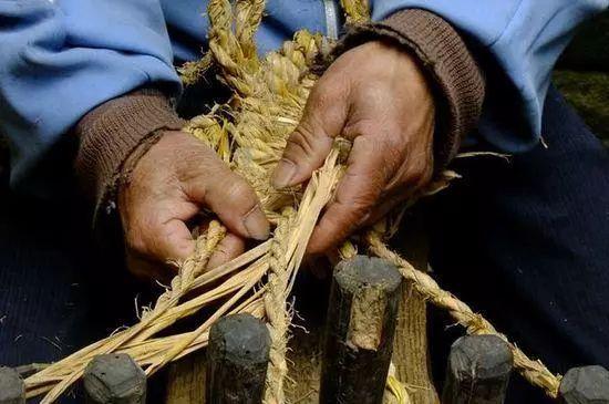 ",可见很早以前中国就有草鞋了,《诗经·魏风》也有一句:"纠纠葛屦