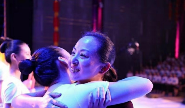 原创千手观音聋哑领舞人邰丽华与丈夫结婚16年如今夫妻恩爱