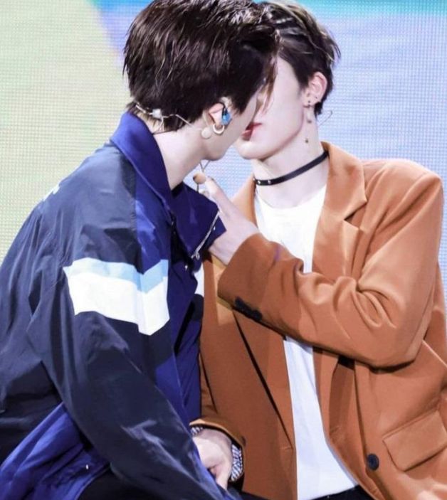 蔡徐坤与范丞丞之间的错误照,我们首先来看看错位照,站起来躬着身体的