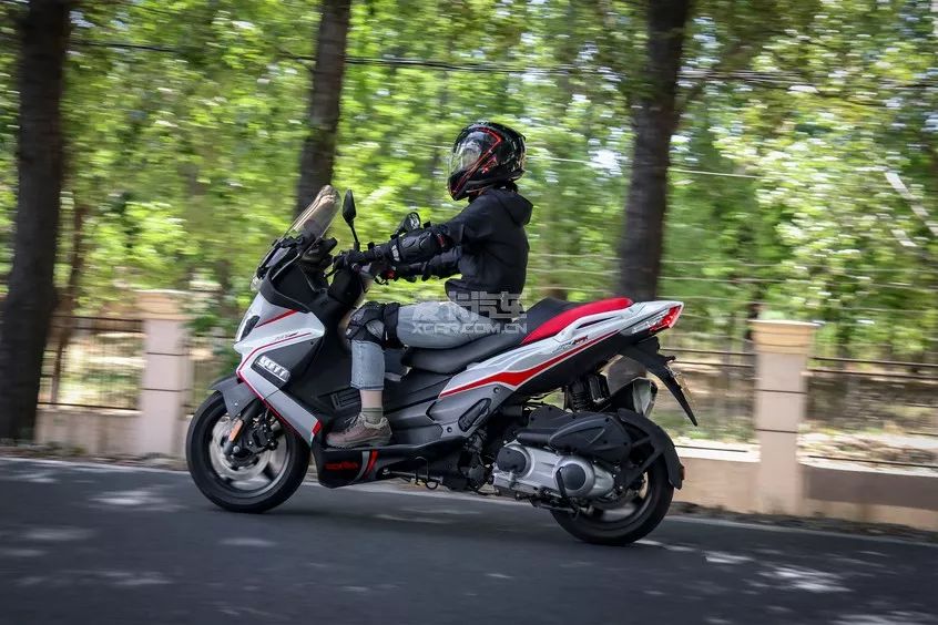 动静皆宜爱卡汽车美女编辑体验srmax300