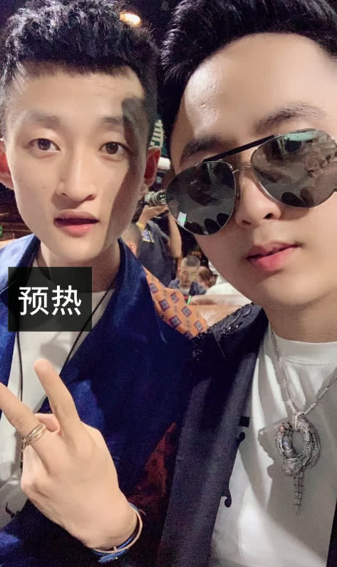 原创散打哥被绿了头戴绿帽子现身地铁内心是无比拒绝的
