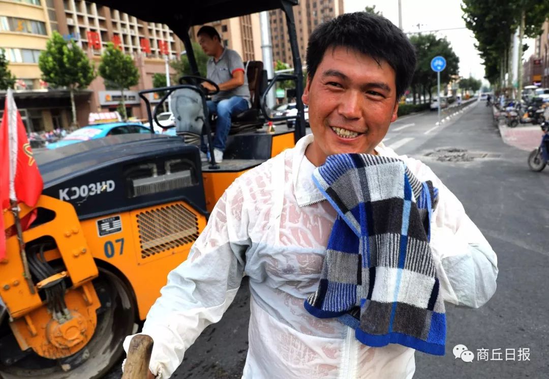 昨日上午,在文化路与归德路交叉口南侧,维修路面的市政工人衣服被汗水