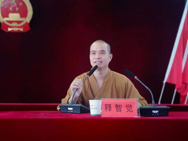 释智觉法师代表永嘉佛教界桥头片区,向默默奉献的环卫工人们表达了