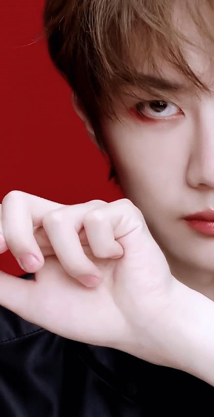 王一博红色眼妆曝光 真的太亮眼 网友求教程