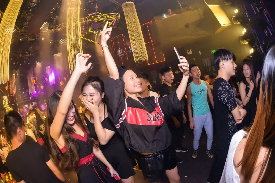 七夕百人相亲会现男友现女友现身酒吧等你来撩