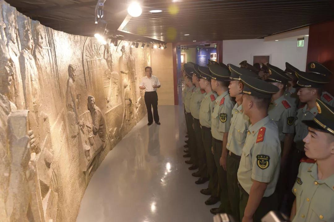 10:30在人民检察博物馆,武警战士们了解了人民检察院改"署"为"院"的