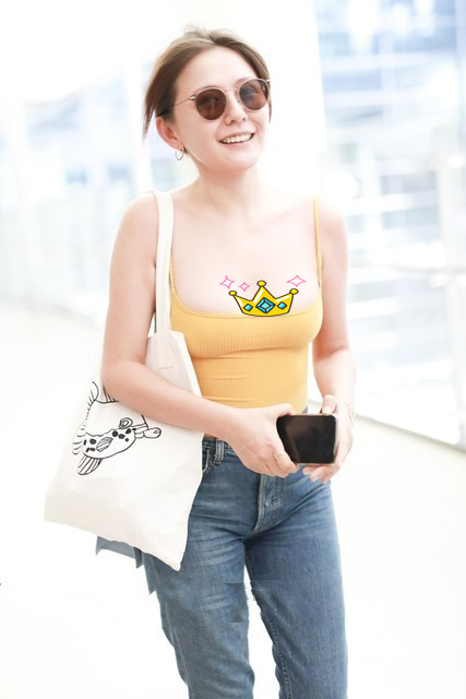 热依扎刚红就这么高调低胸吊带配修身牛仔裤性感身材太惹眼