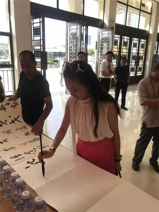 庆祝新中国成立70周年 红山文化艺术培训中心导师张怀勇丝路驼铃声美术作品展在赤峰美术馆开展