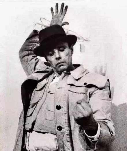 josephbeuys约瑟夫博伊斯与狼共处