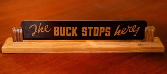 美国总统杜鲁门为杜绝政府官僚推诿责任(pass the buck)作风,创造出"