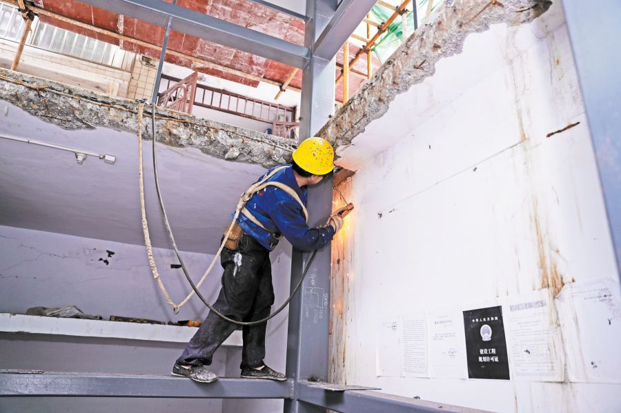 7月23日,在现代花园小区电梯安装工程施工现场,记者看到工人们正站在